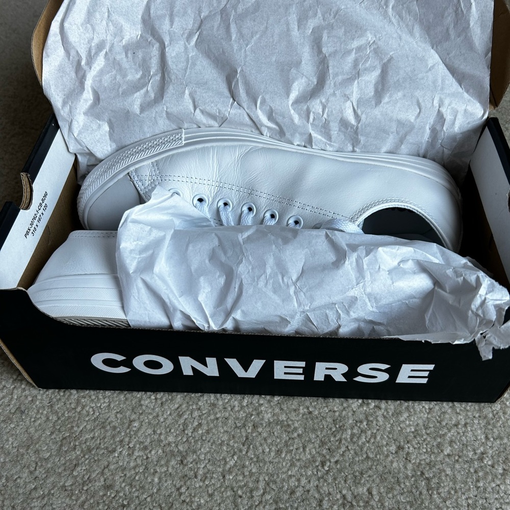 Converse men’s leather Chuck Taylors white size 10
